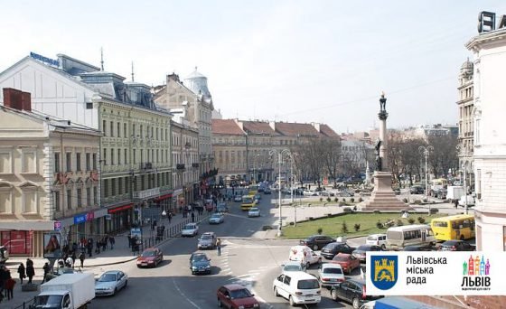 Незрячі діти Харкова та Слов’яська «побачили» на дотик низку львівських споруд та отримали в подарунок книги брайлем