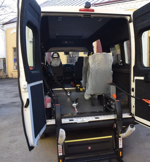 Дві громади Рівненщини отримали автомобілі для перевезення людей з інвалідністю