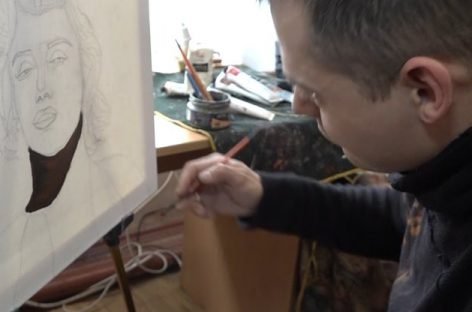 Житомирський художник із ДЦП пише портрети, ікони та розгадує таємницю посмішки Джоконди