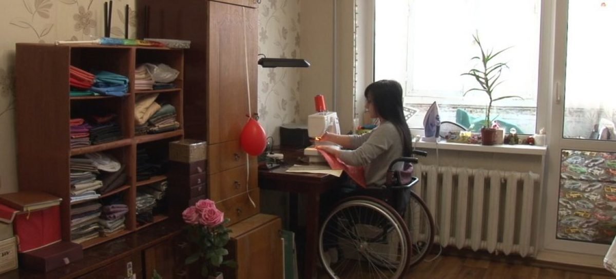 Черкащанка з інвалідністю шиє косметички