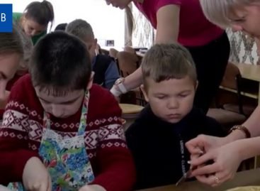 У Новгороді-Сіверському старшокласники навчали дітей з інвалідністю куховарити