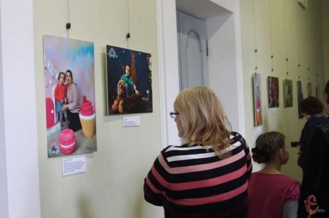 Хмельничанам презентували виставку фотографій дітей із рідкісними захворюваннями