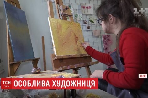 Особлива художниця: малюнки дівчини із синдромом Дауна друкують на хустках у Львові