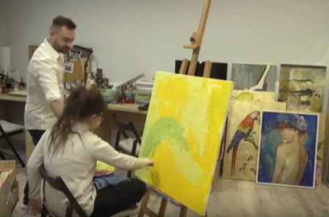 Дівчина із синдромом Дауна створює унікальні картини про любов