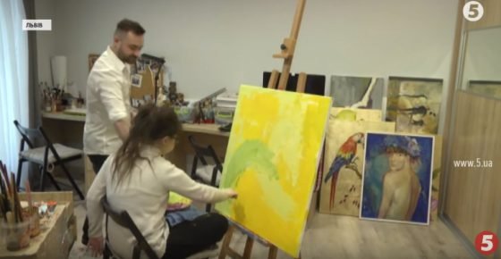 Дівчина із синдромом Дауна створює унікальні картини про любов