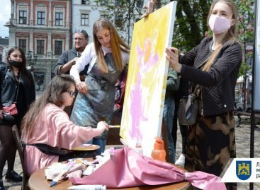 У центрі Львова юна художниця намалювала «особливу» картину