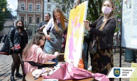 У центрі Львова юна художниця намалювала «особливу» картину