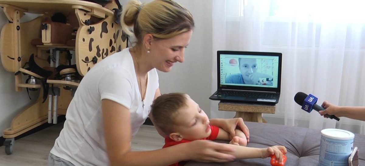 На Житомирщині терапевти-реабілітологи працюють з дітьми з інвалідністю в онлайн режимі
