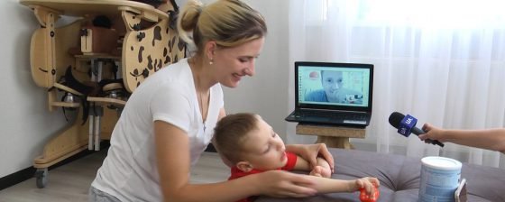 На Житомирщині терапевти-реабілітологи працюють з дітьми з інвалідністю в онлайн режимі