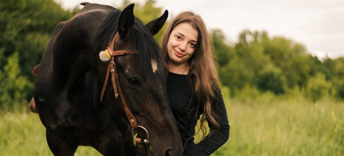 «Кінь допоміг встати на ноги». Історія 21-річної буковинки Марини Іфкевич із ДЦП