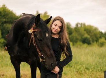 «Кінь допоміг встати на ноги». Історія 21-річної буковинки Марини Іфкевич із ДЦП