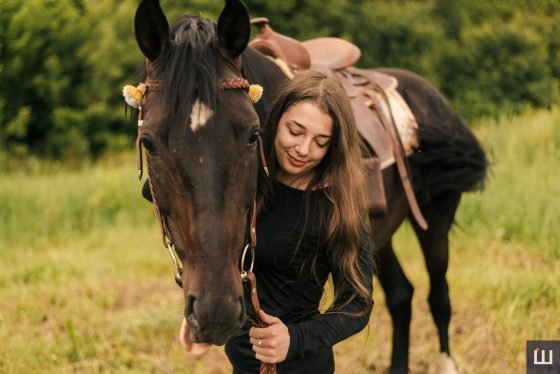 «Кінь допоміг встати на ноги». Історія 21-річної буковинки Марини Іфкевич із ДЦП