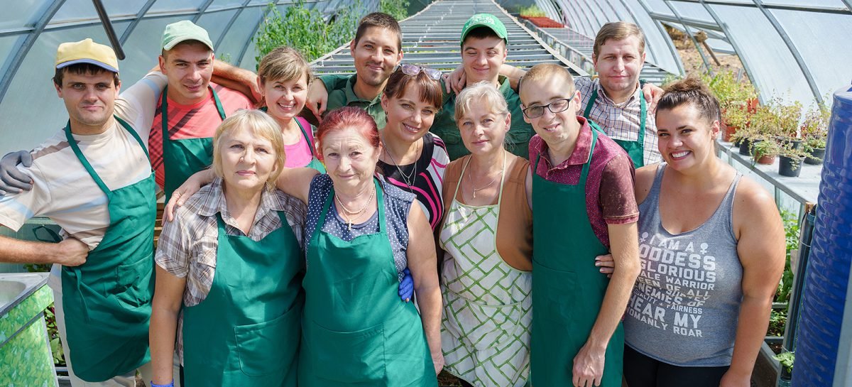 Тепличне господарство на Вінниччині: молоді люди з інвалідністю вирощують квіти, зелень, пряні трави, овочі та розсаду