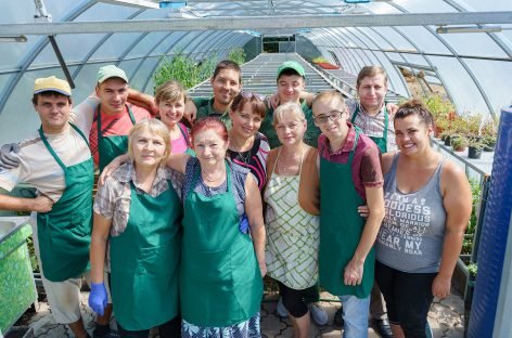 Тепличне господарство на Вінниччині: молоді люди з інвалідністю вирощують квіти, зелень, пряні трави, овочі та розсаду