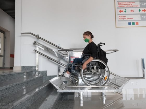У Кропивницькому люди з інвалідністю перевірили на доступність новозбудований ЦНАП