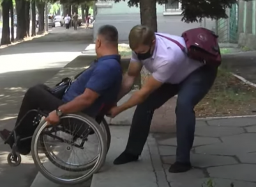“Ця кнопка – просто насмішка”: найнедоступніший суд для людей з інвалідністю виявили у Дніпрі