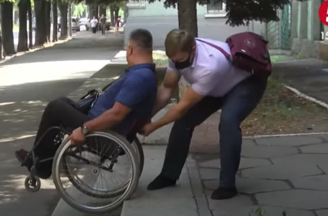 “Ця кнопка – просто насмішка”: найнедоступніший суд для людей з інвалідністю виявили у Дніпрі