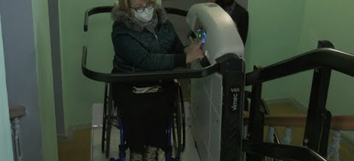 У Полтавській міській раді повноцінно запрацював підйомник для людей з інвалідністю