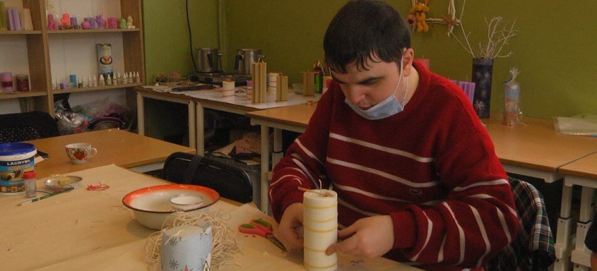 На Донеччині у соціальній майстерні люди з інвалідністю виготовляють мило та свічки