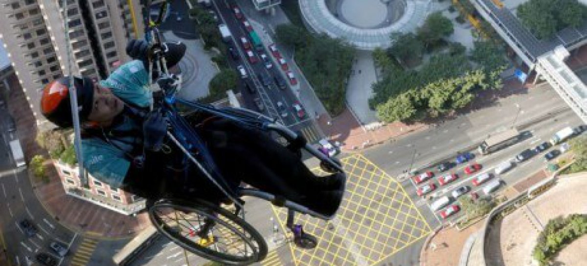 Житель Гонконгу на інвалідному візку піднявся на хмарочос, щоб зібрати кошти для людей із травмами спинного мозку