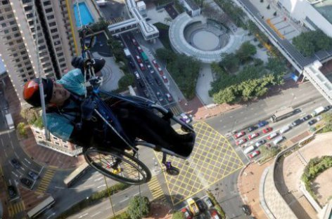 Житель Гонконгу на інвалідному візку піднявся на хмарочос, щоб зібрати кошти для людей із травмами спинного мозку