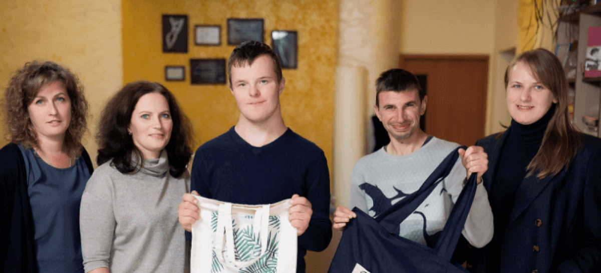 У Коломиї молоді люди з інвалідністю шиють модні екосумки
