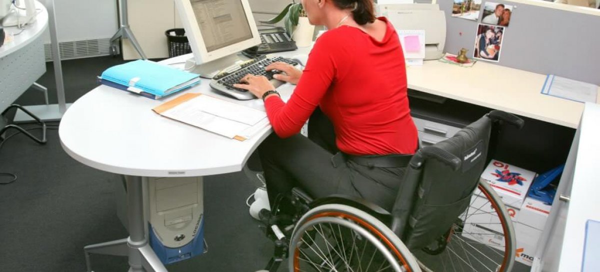 Яка отримуючи пенсію з інвалідності, зареєструватися у службі зайнятості та отримувати допомогу по безробіттю?