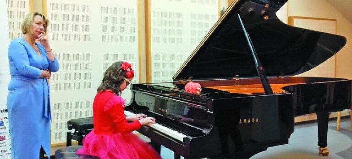 «У трирічному віці вперше почула, як звучить піаніно і як цікаво по ньому «проходити» пальцями…»