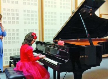 «У трирічному віці вперше почула, як звучить піаніно і як цікаво по ньому «проходити» пальцями…»