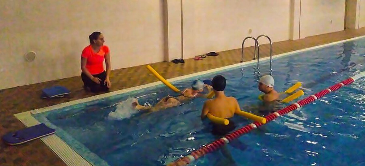 У Кропивницькому діти з інвалідністю безкоштовно займаються плаванням