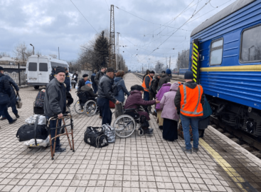 Укрзалізниця продовжує евакуювати пасажирів зі Сходу до більш безпечних місць (eng)