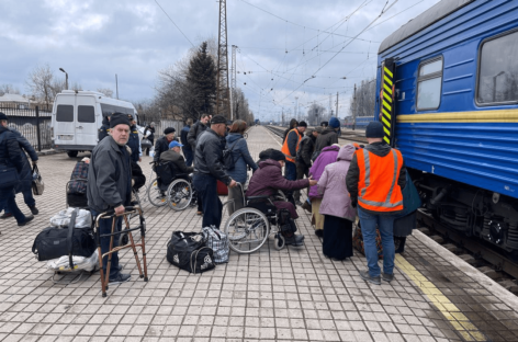 Укрзалізниця продовжує евакуювати пасажирів зі Сходу до більш безпечних місць (eng)
