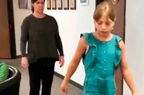 Зеленська показала, як 11-річна Яна з Краматорська вчиться ходити на протезах у США