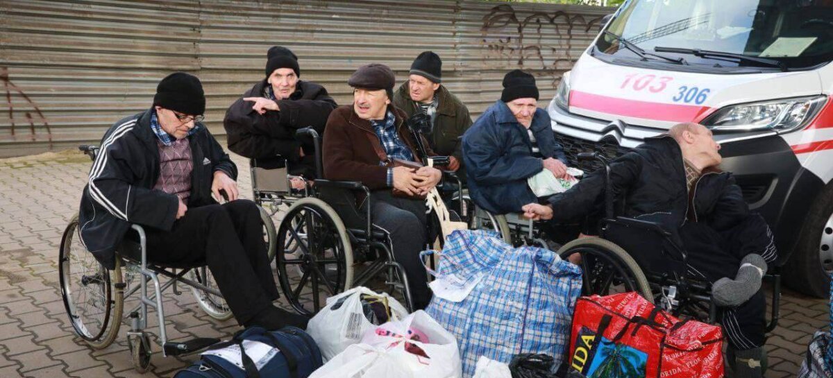 До західної України сьогодні евакуювали 128 підопічних Запорізького геріатричного пансіонату