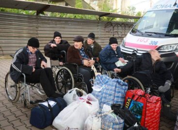 До західної України сьогодні евакуювали 128 підопічних Запорізького геріатричного пансіонату
