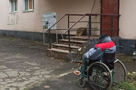 У Маріуполі люди з інвалідністю проходять фільтрацію та годинами стоять в черзі, аби звернутися до окупаційних службовців – Андрющенко
