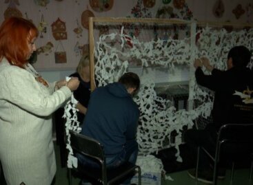 Плетуть і шиють для ЗСУ. У Сумах люди з інвалідністю з центру “Берегиня” допомагають армії (ФОТО, ВІДЕО)