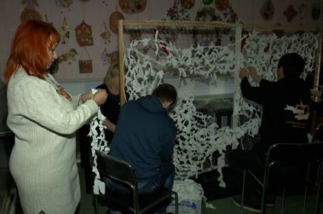 Плетуть і шиють для ЗСУ. У Сумах люди з інвалідністю з центру “Берегиня” допомагають армії (ФОТО, ВІДЕО)