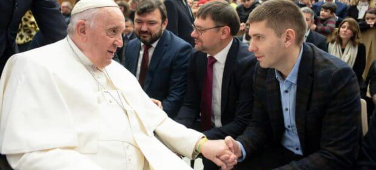 Папа Римський пообіцяв підтримати реабілітаційний центр у Львові та одягнув браслет «Незламні»