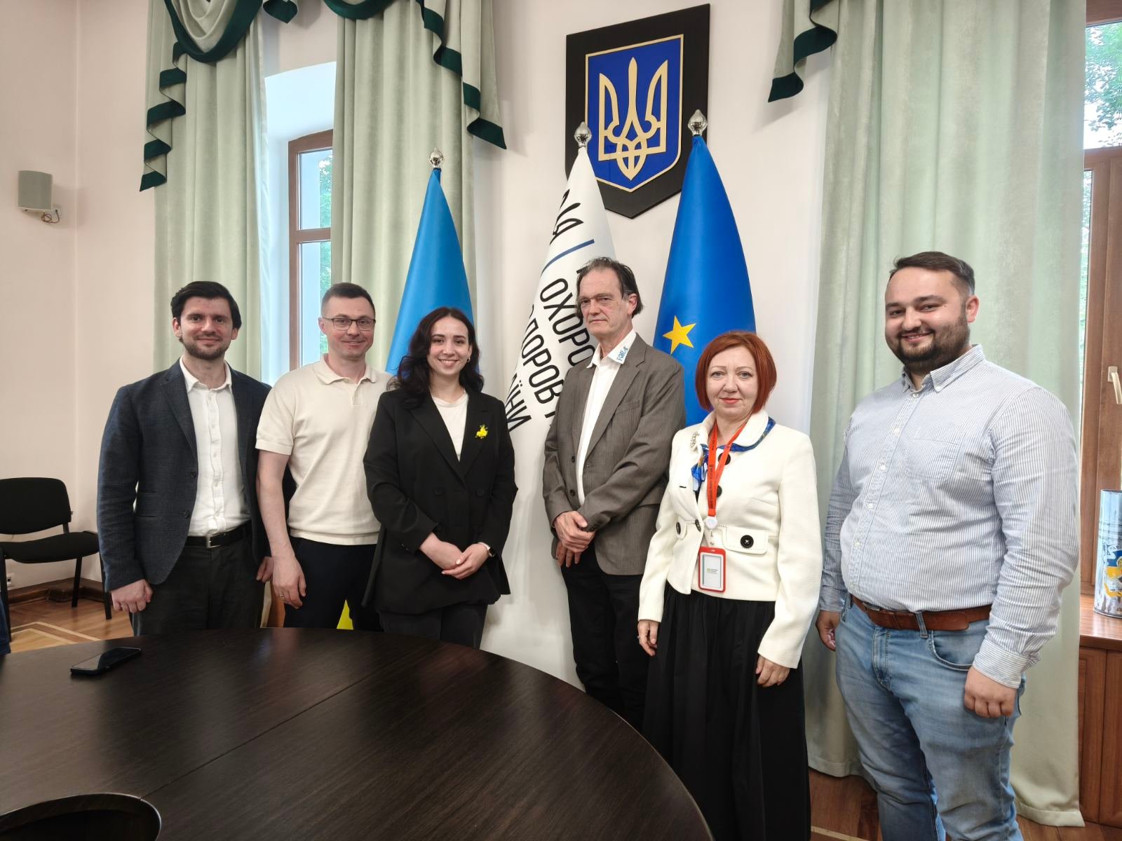 Учасники робочої зустрічі з питань доступу до систем безперервного моніторингу глюкози під час спільного фото.
